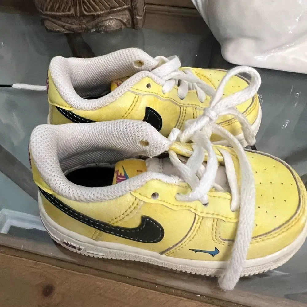 Nike Kids Yellow smiley face AF1 kids Sneakers. Size 6c