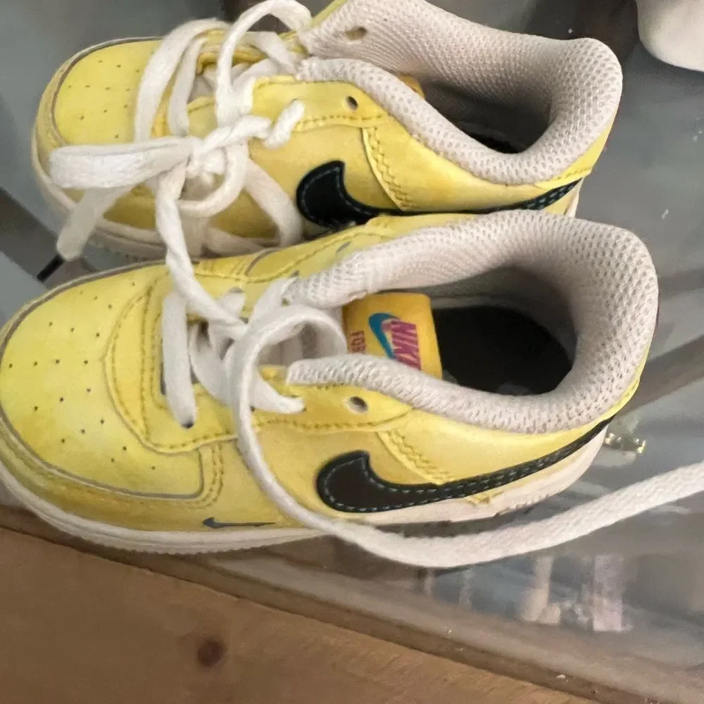 Nike Kids Yellow smiley face AF1 kids Sneakers. Size 6c