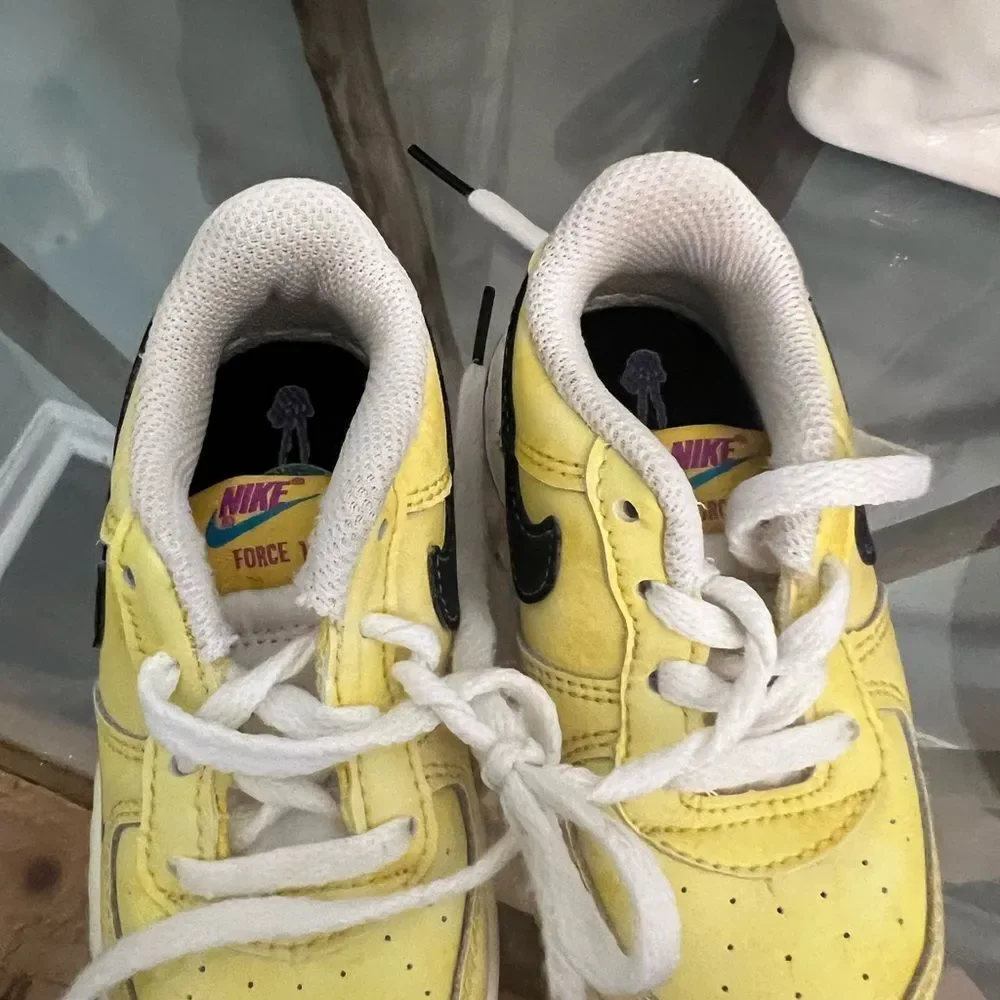 Nike Kids Yellow smiley face AF1 kids Sneakers. Size 6c