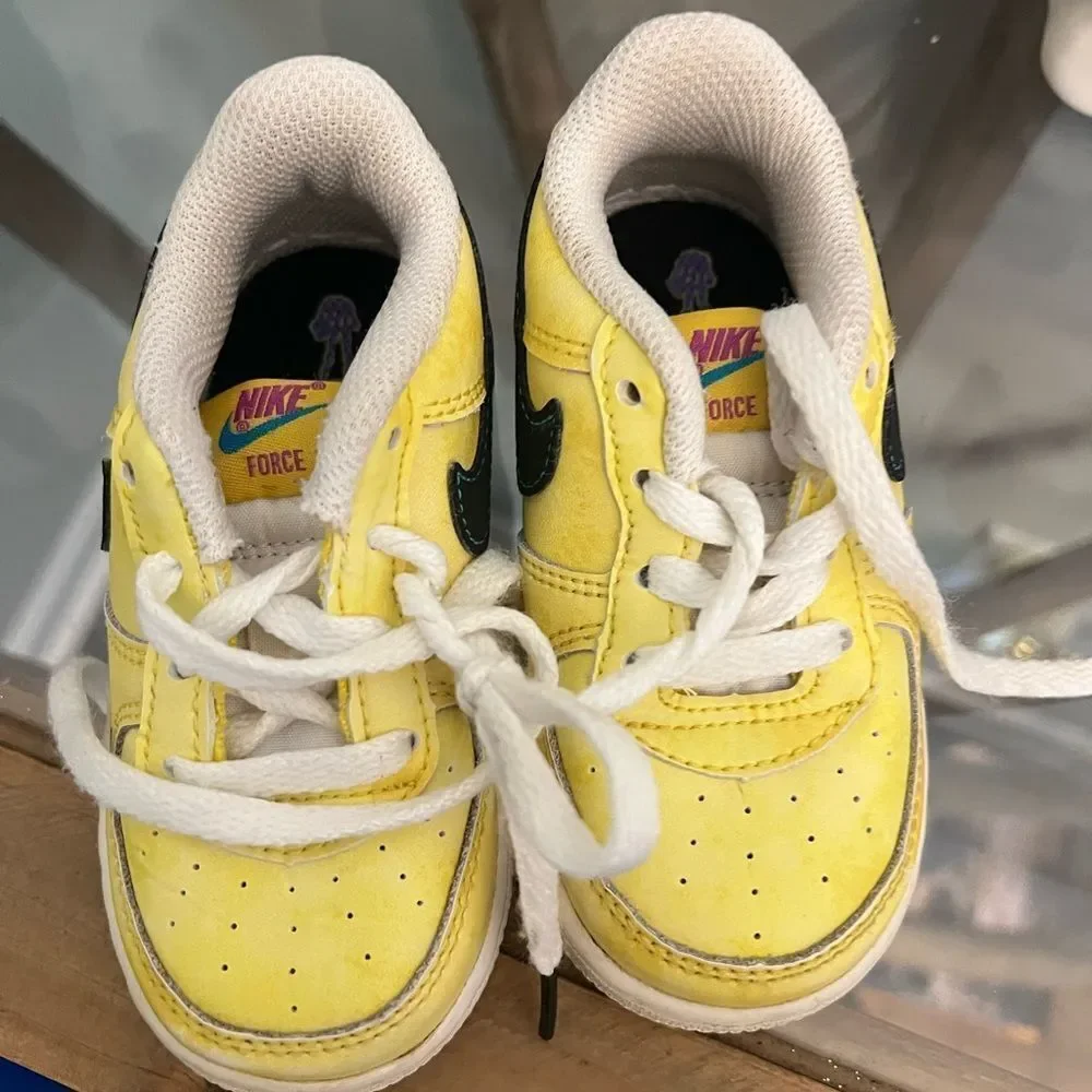 Nike Kids Yellow smiley face AF1 kids Sneakers. Size 6c