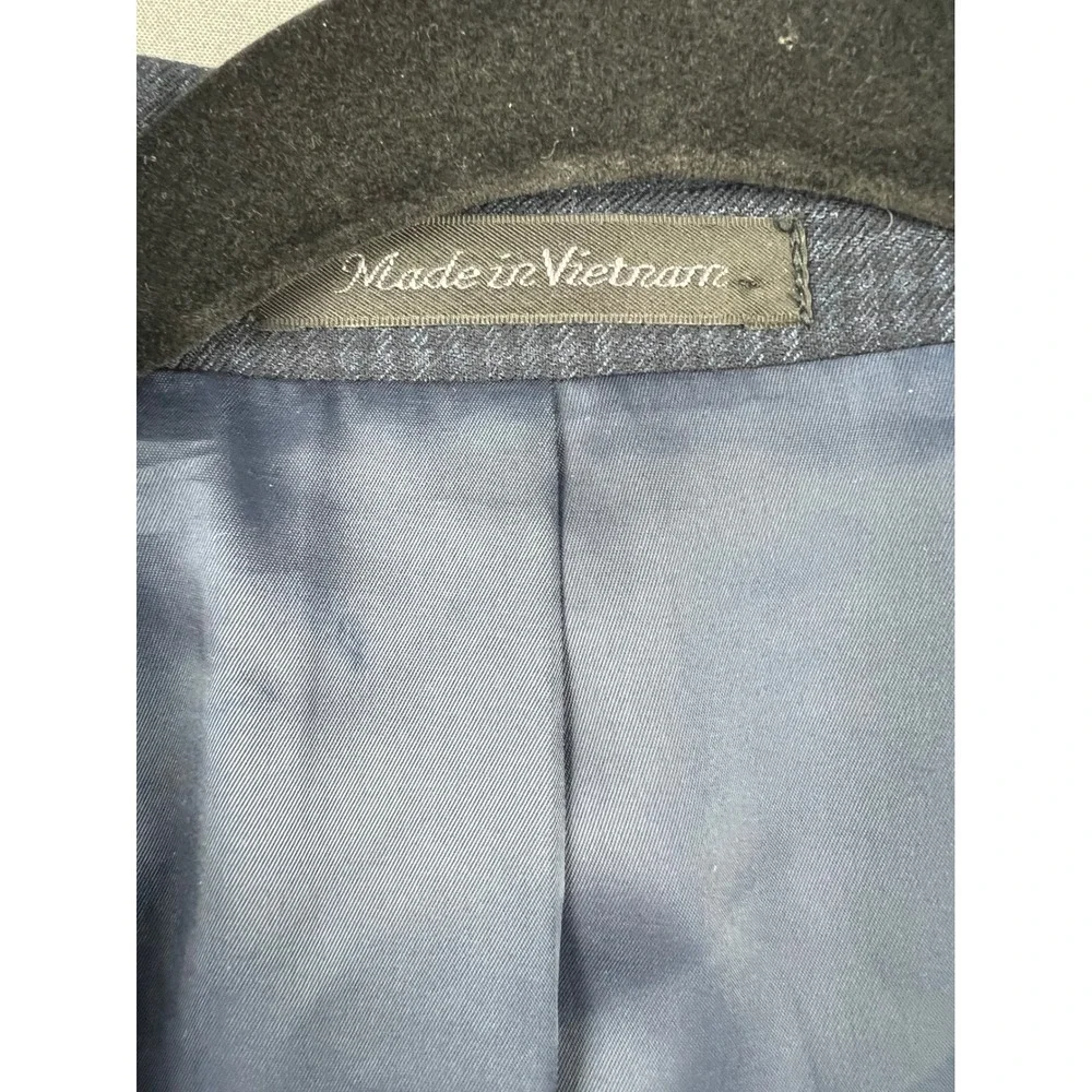 Van Heusen ships from
