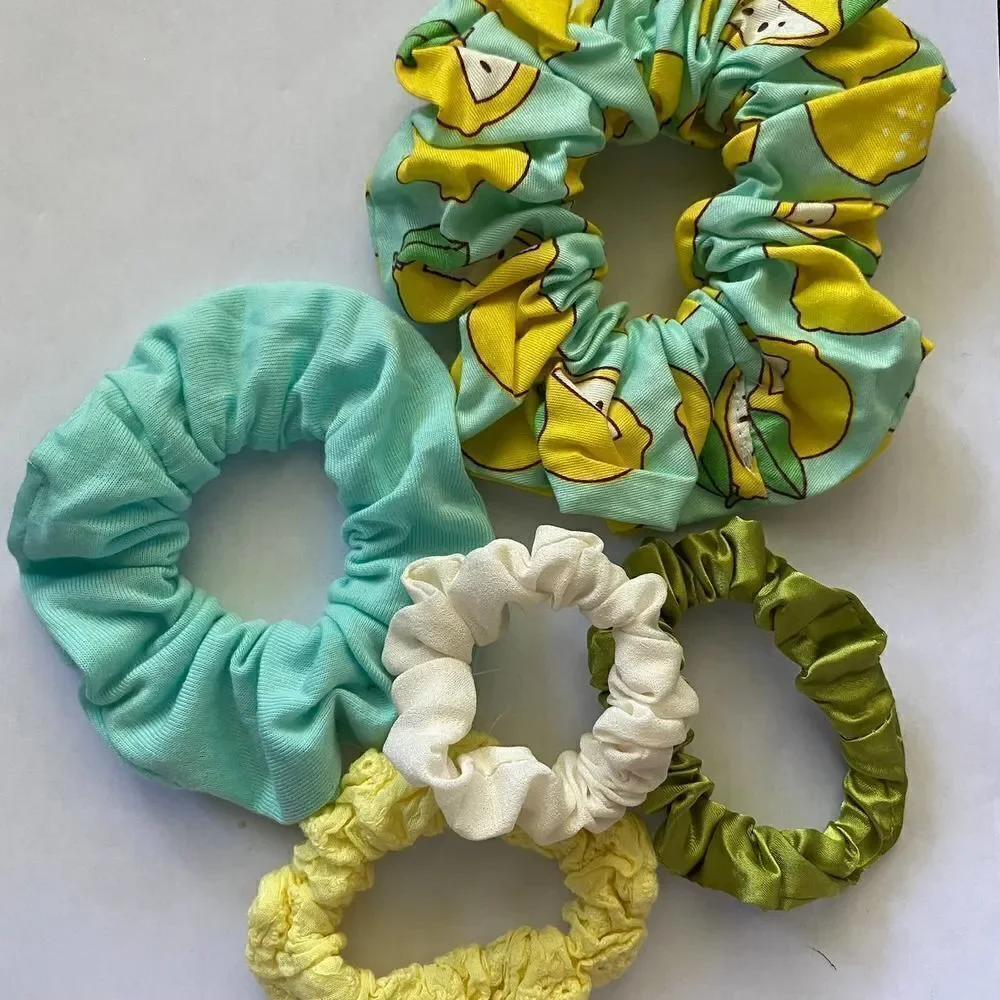 N/A set scrunchies