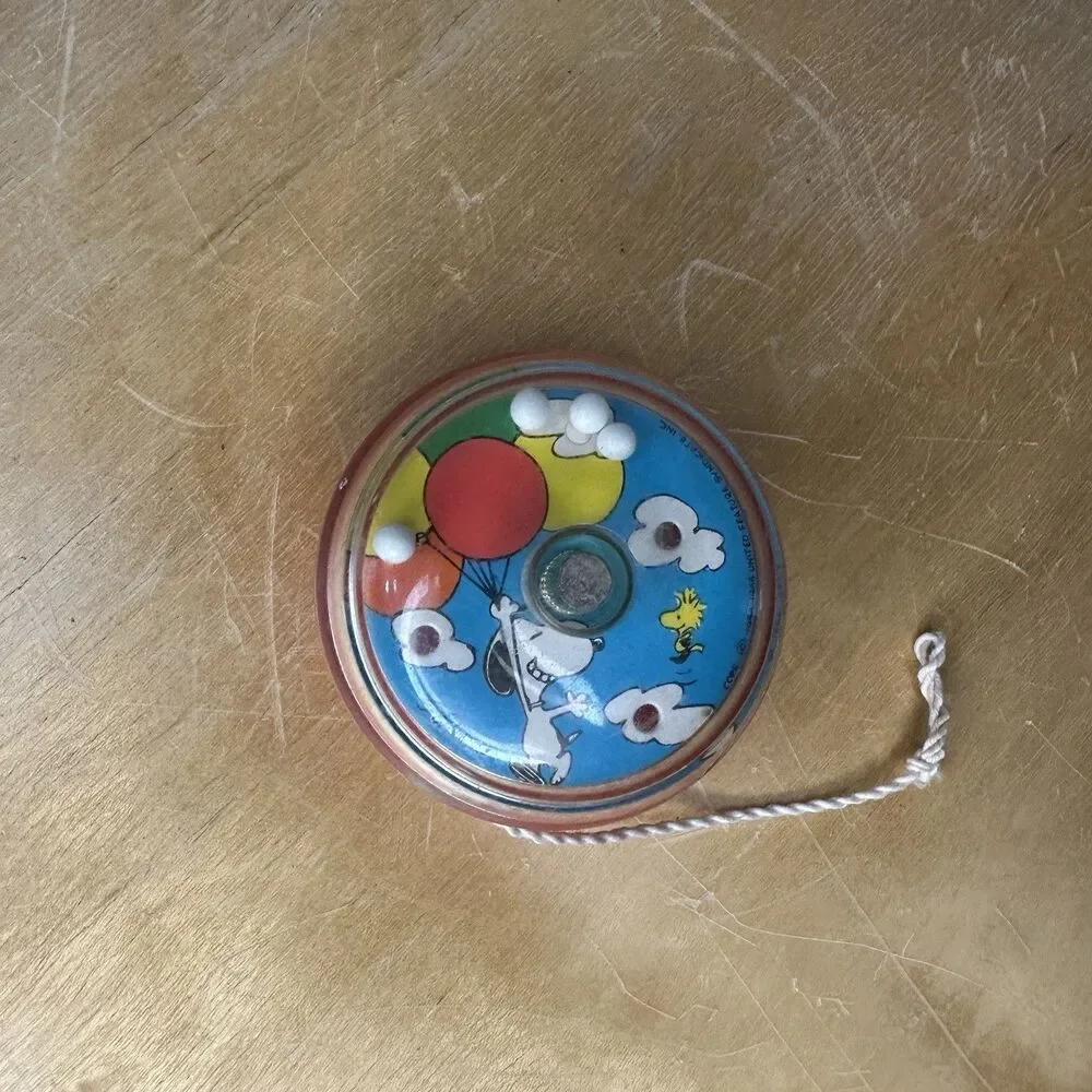 Vintage Snoopy Yo-yo, 1968 UNITED FEATURE SYNDICATE INC with hole in ball game