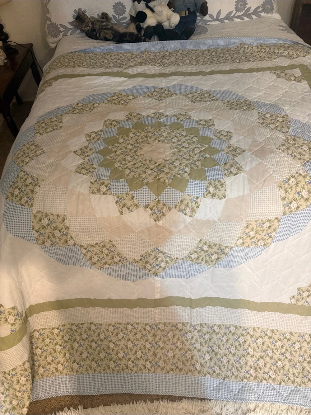 Classic Patchwork Quilt Bedspread in Cream, Sage & Blue