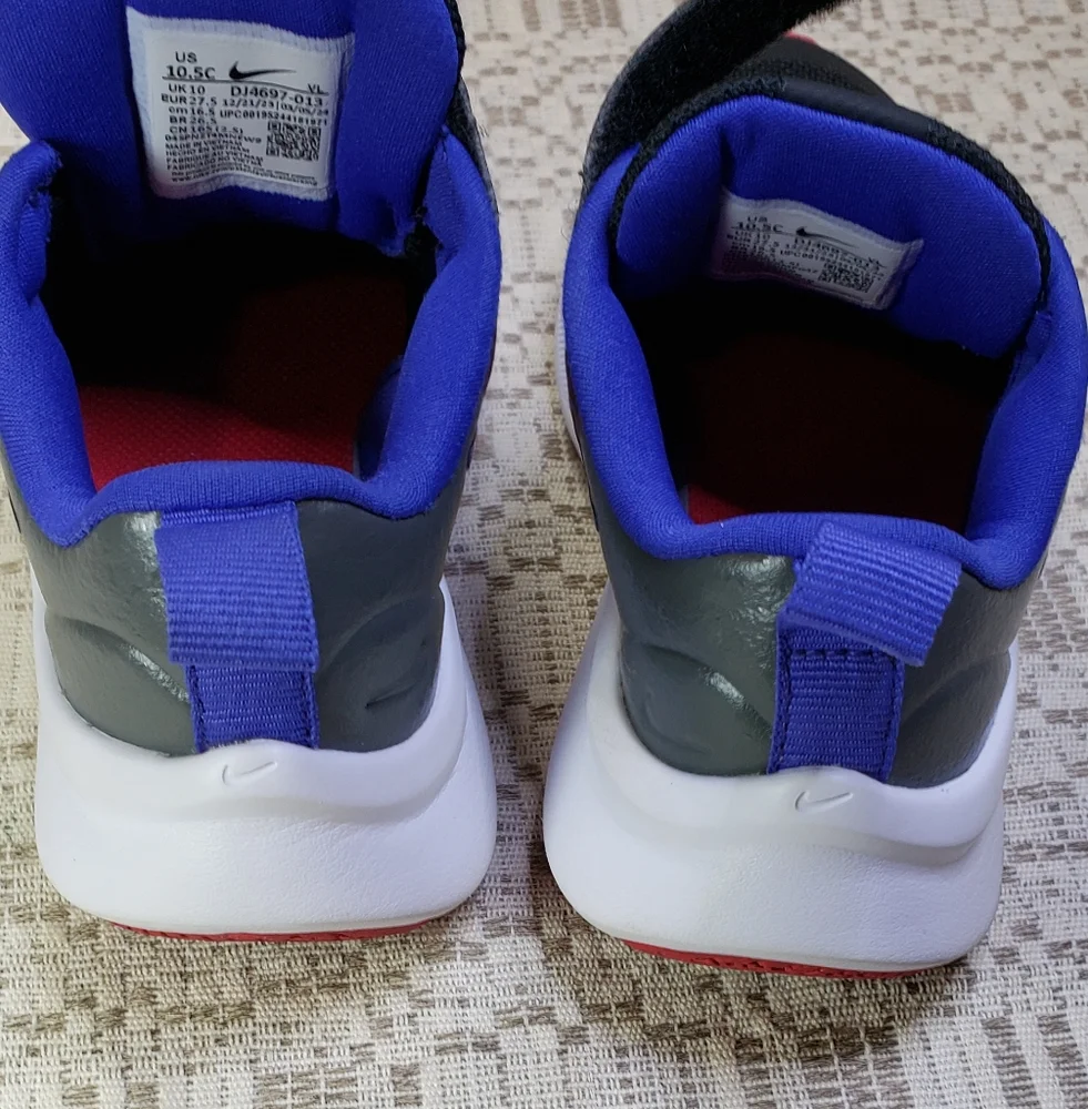 Nike girl sneakers