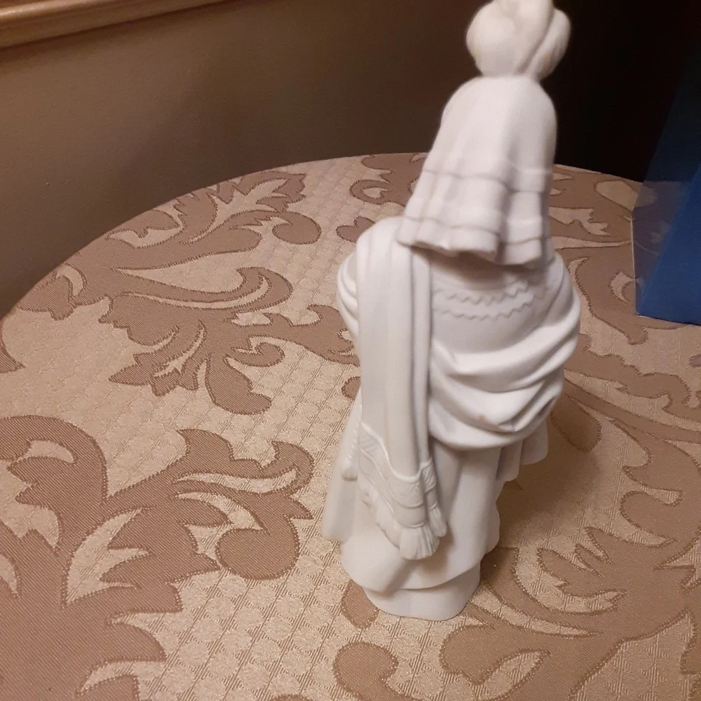 Avon Nativity Collectibles Magi-Kaspar Porcelain Figurine