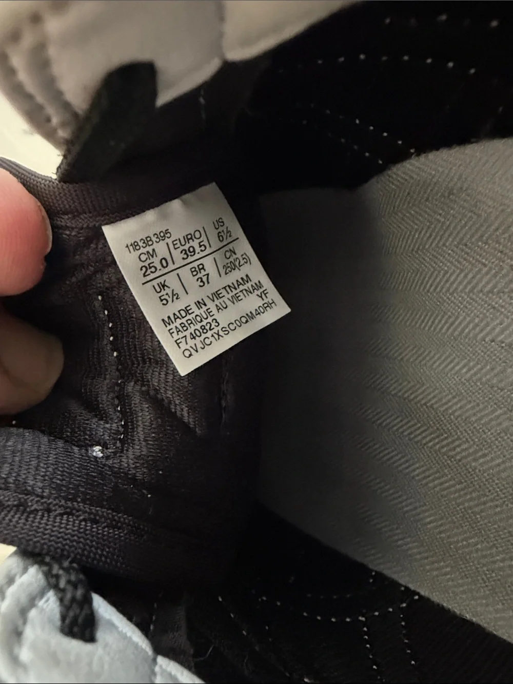 Onitsuka Tiger by Asics 39 are flaws