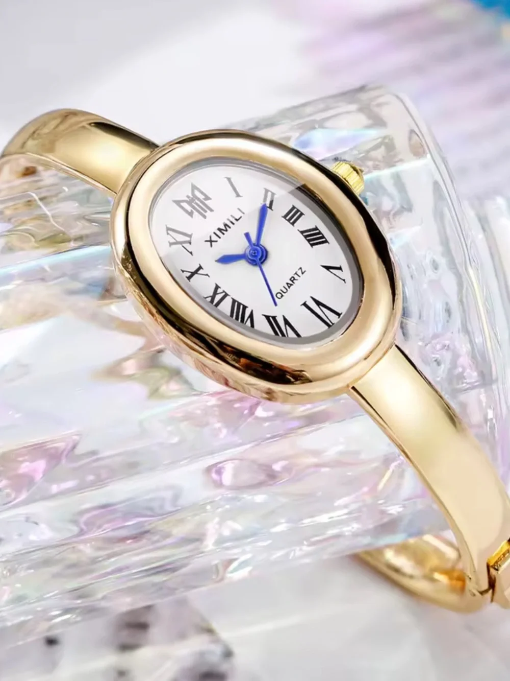 Baignoire Style Gold-Tone Oval Bangle Watch – Elegant Quartz Watch.
