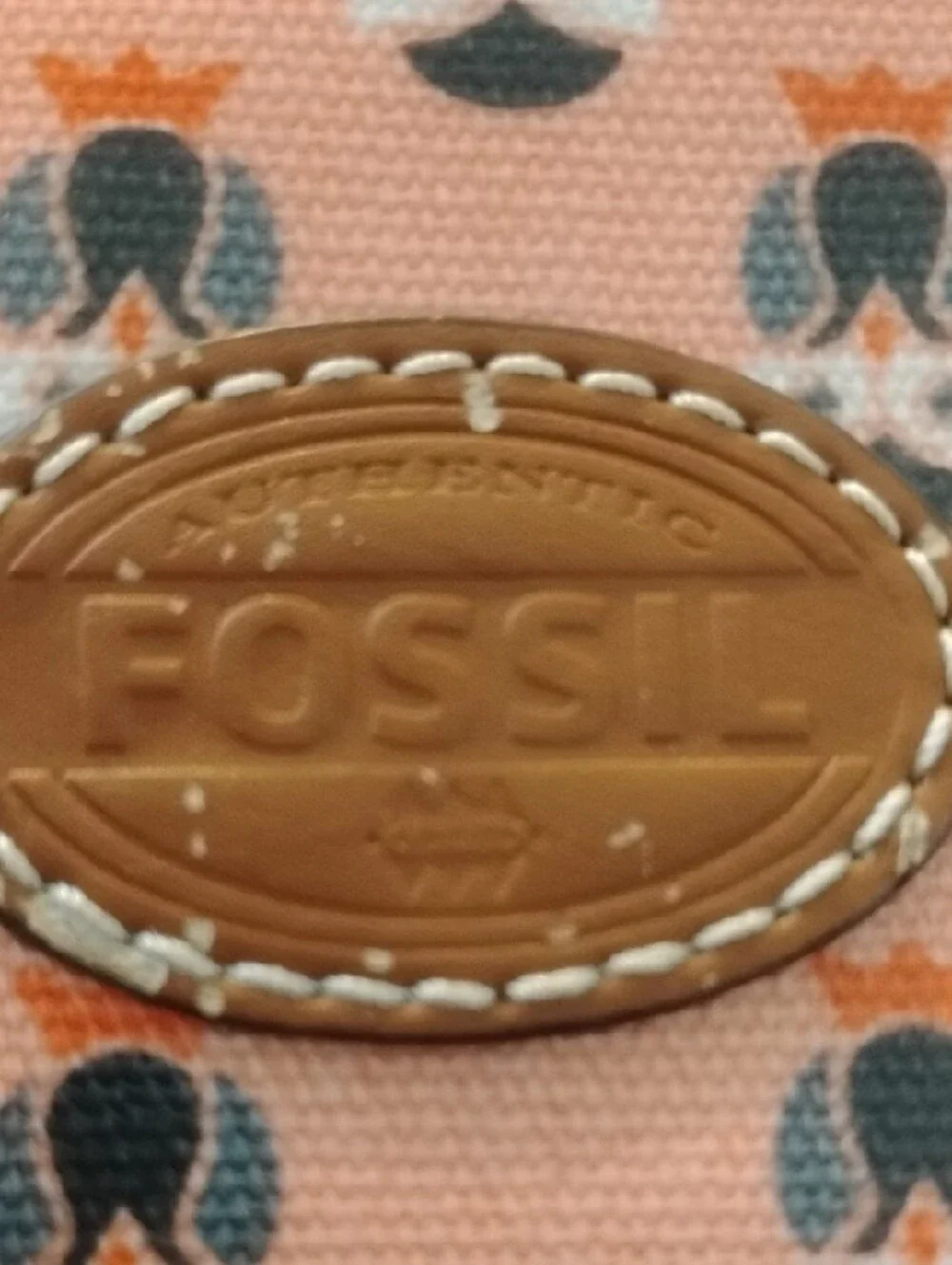 Fossil compact zip