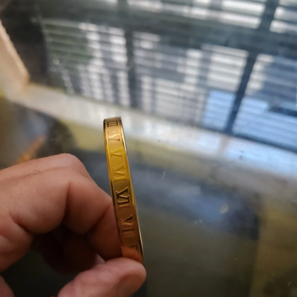 N/A elegant gold