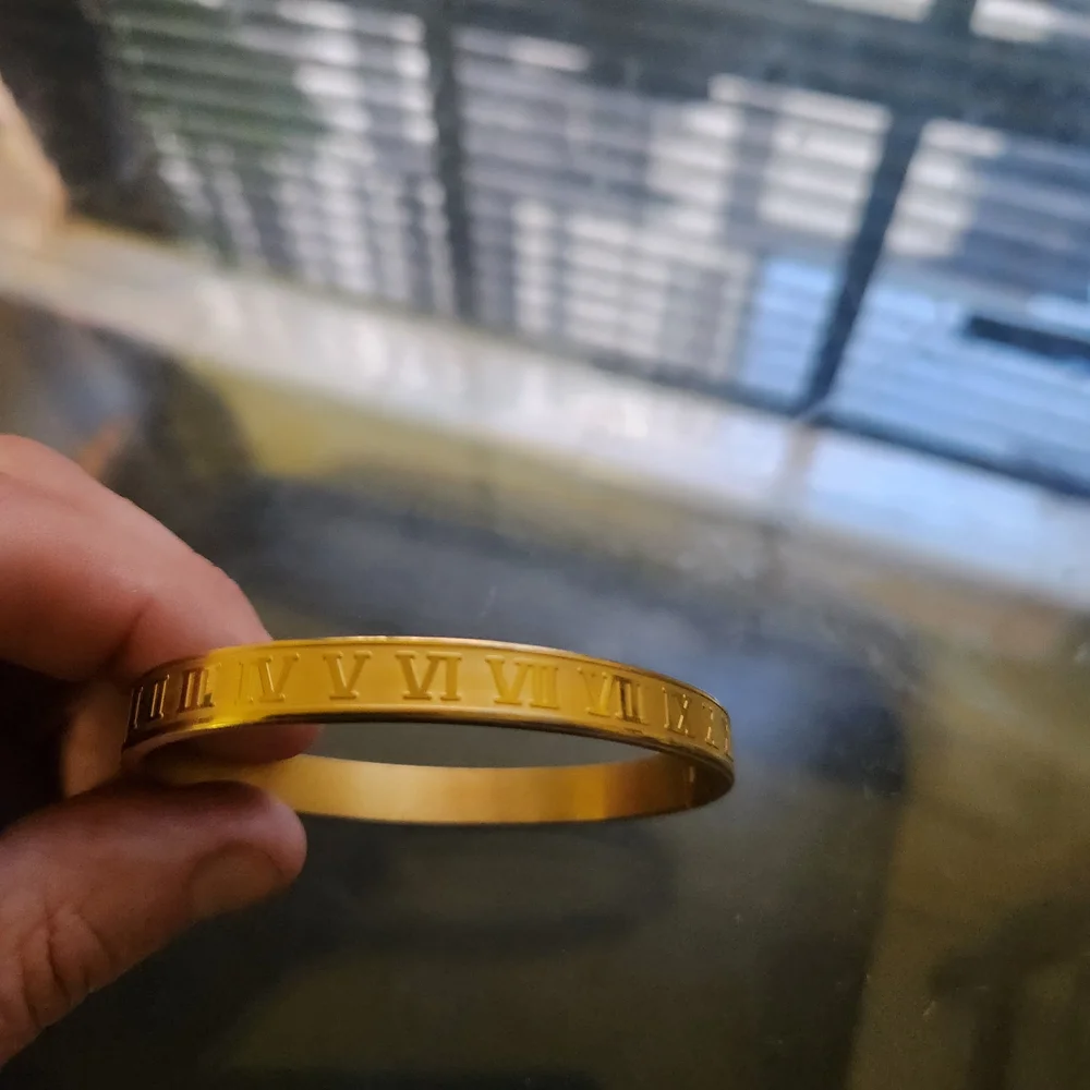 N/A elegant gold