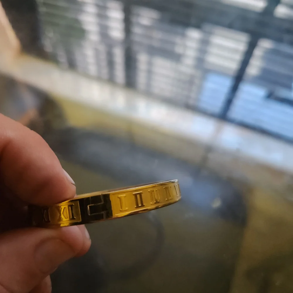 N/A elegant gold