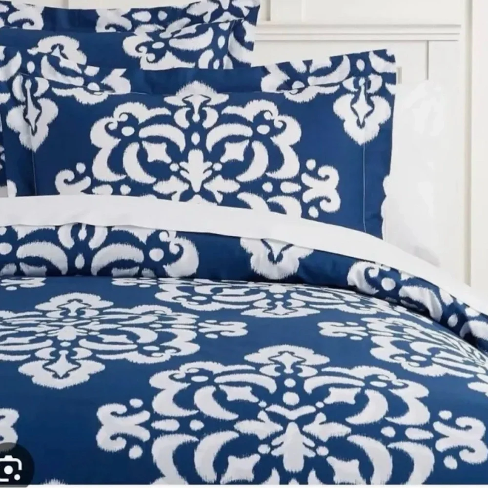 Pottery Barn PB Dorm Ikat Medallion Euro sham Navy and White  nwt