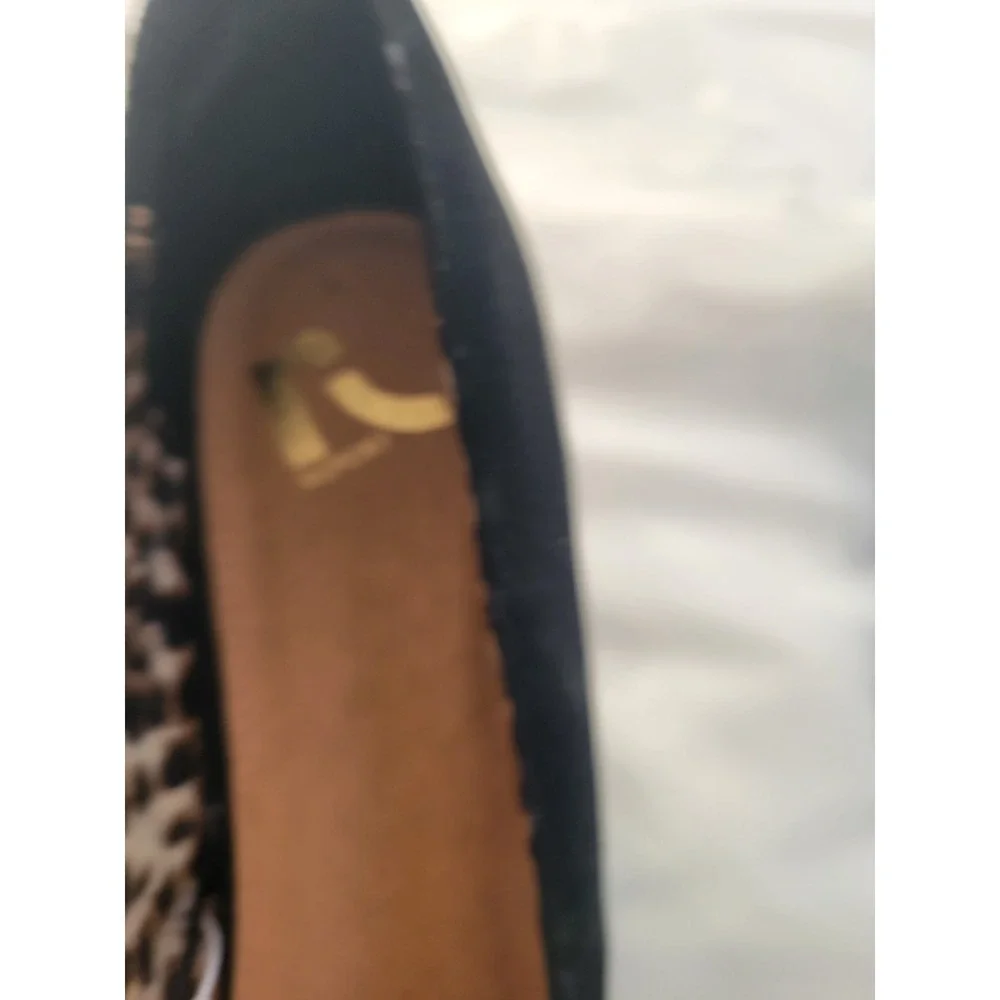 Report black wedge