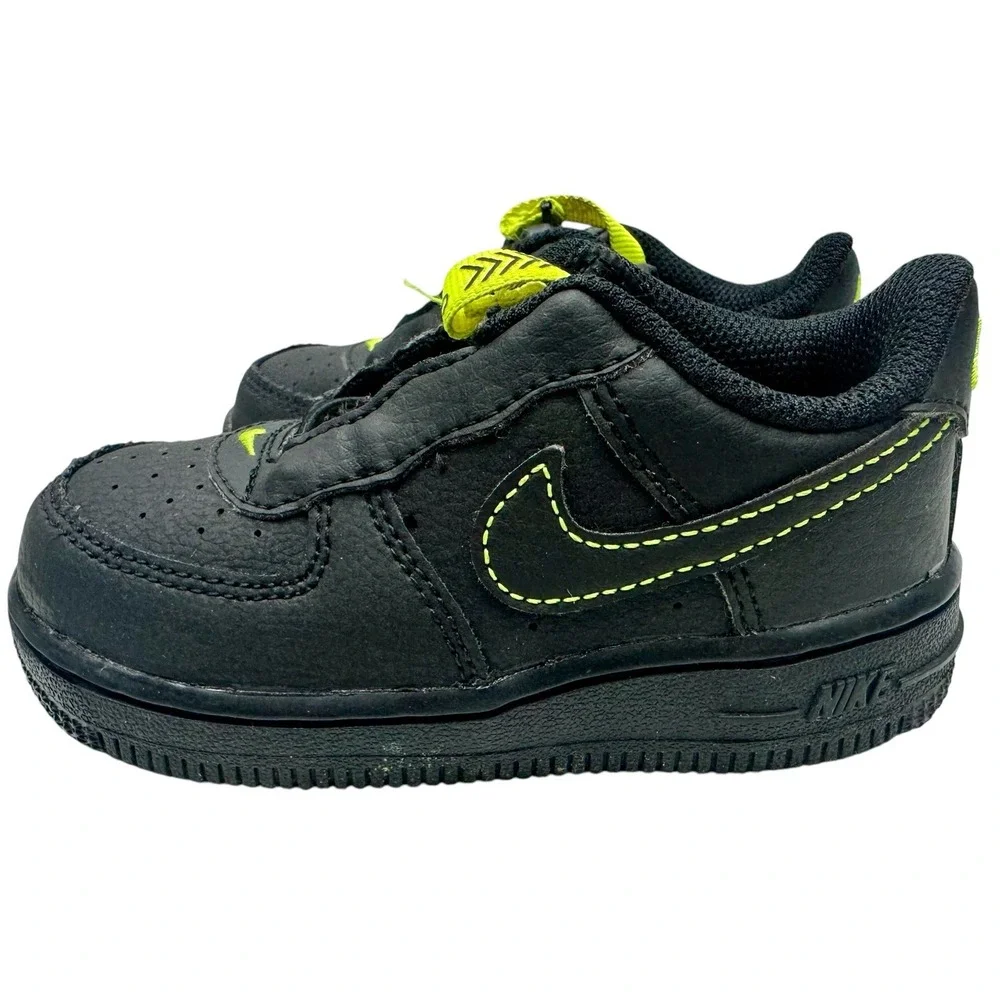 Nike black sneaker toggle