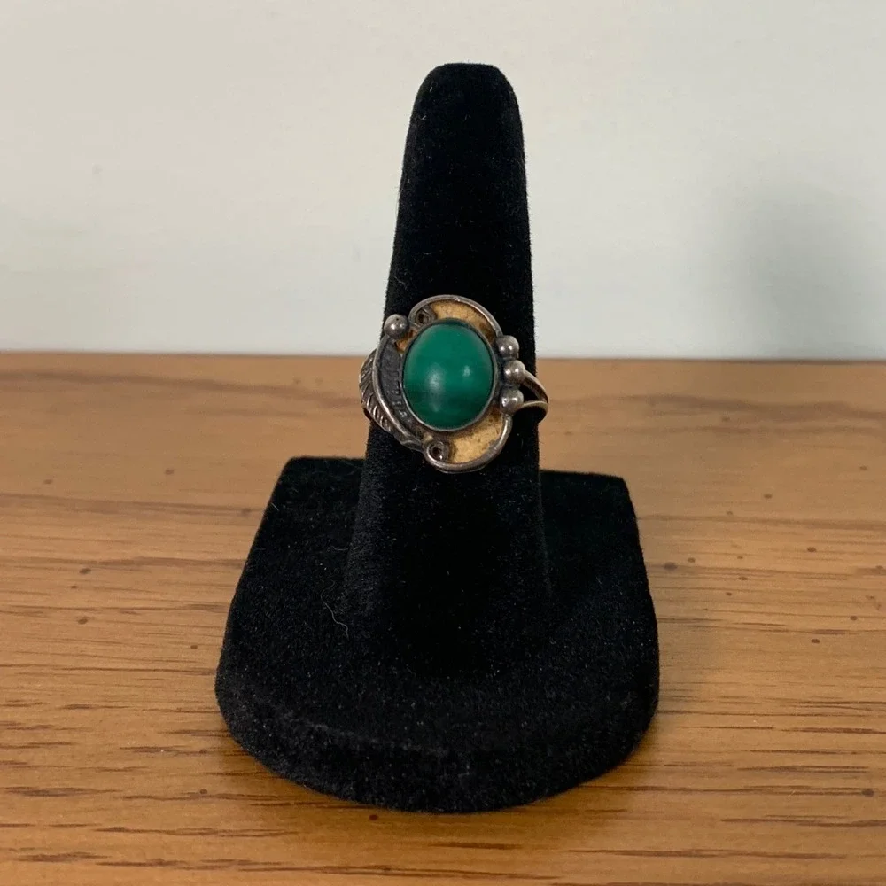 Vintage Southwestern Style Green Malachite Oval Cabochon Silver Tone Ring Size 5