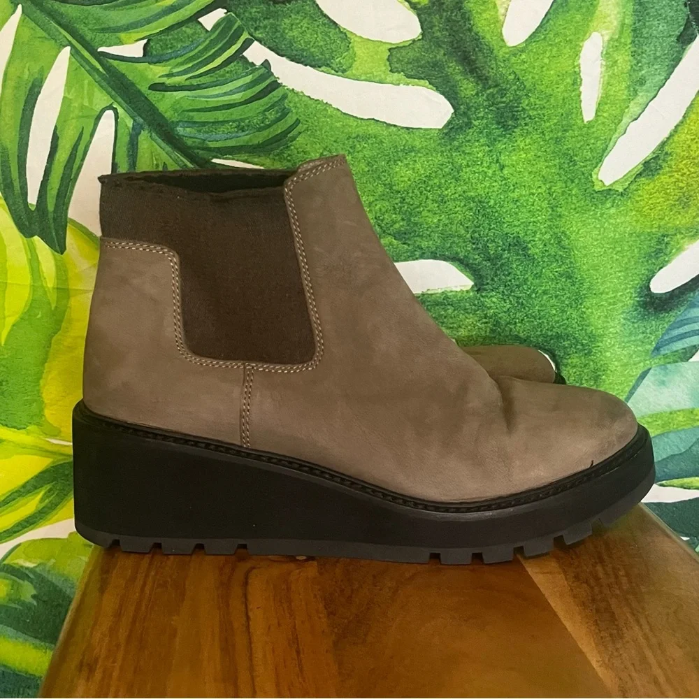 Eileen Fisher 9.5 Brown Black Leather Pull On City Fall Chelsea Lug Sole Booties