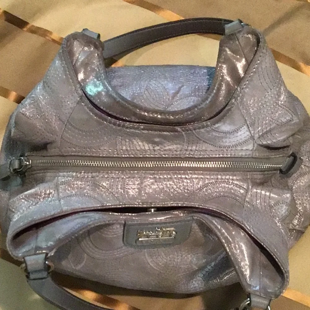 Coach handbag compartments