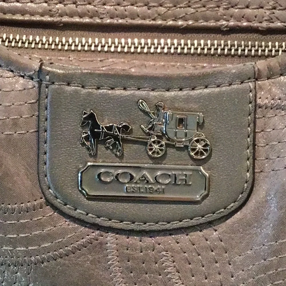Coach handbag compartments