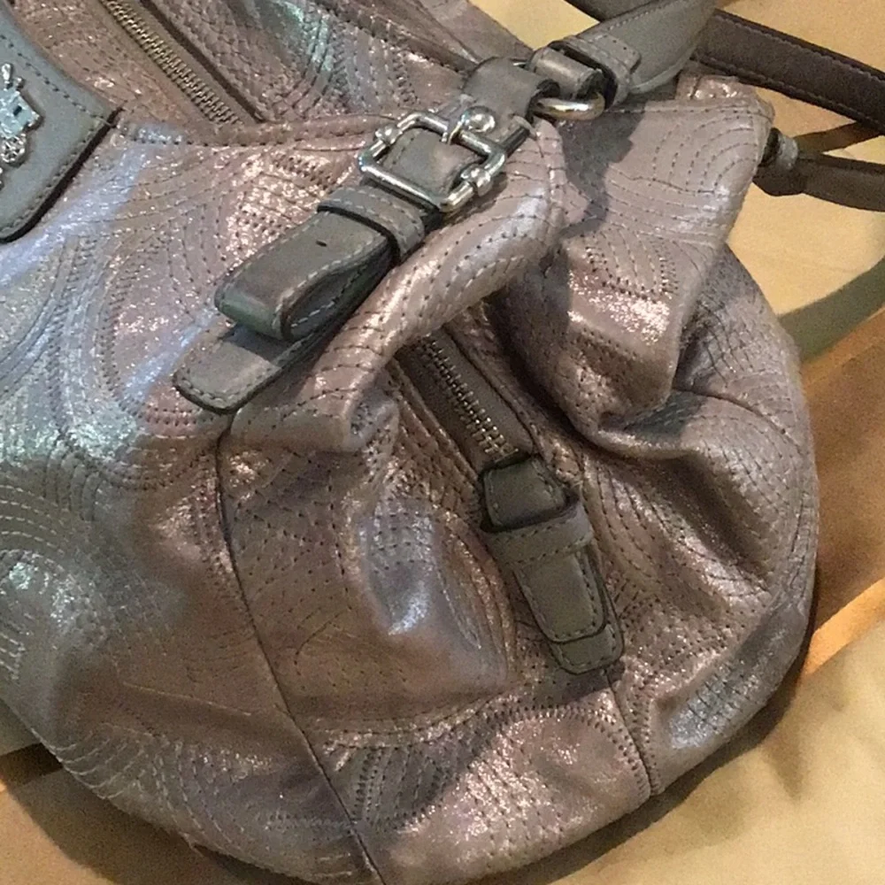 Coach handbag compartments