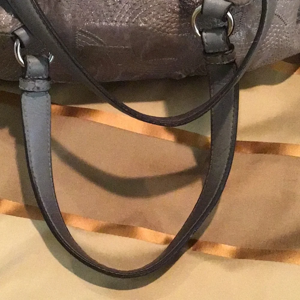 Coach handbag compartments
