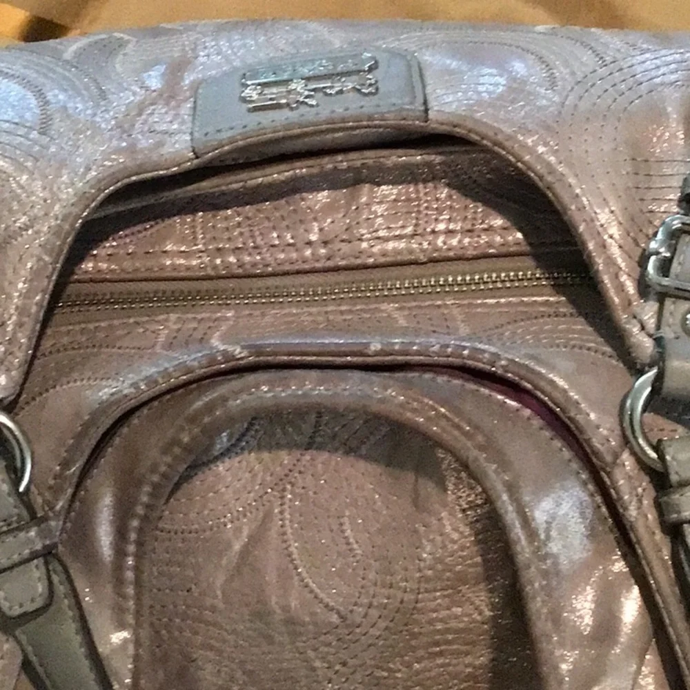 Coach handbag compartments
