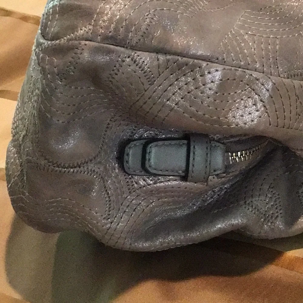 Coach handbag compartments