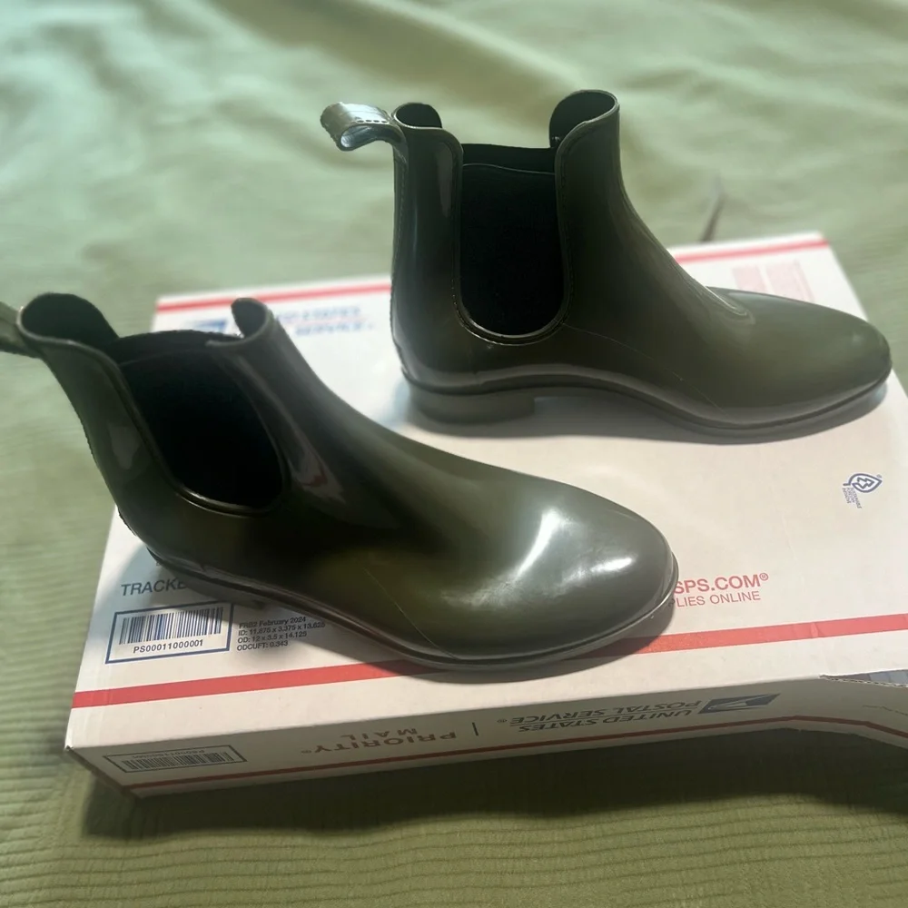 J.Crew Chelsea Rain Ankle Boots Olive Green Rubber Waterproof Size 9
