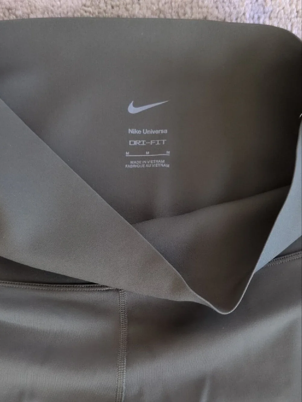 Nike universa olive