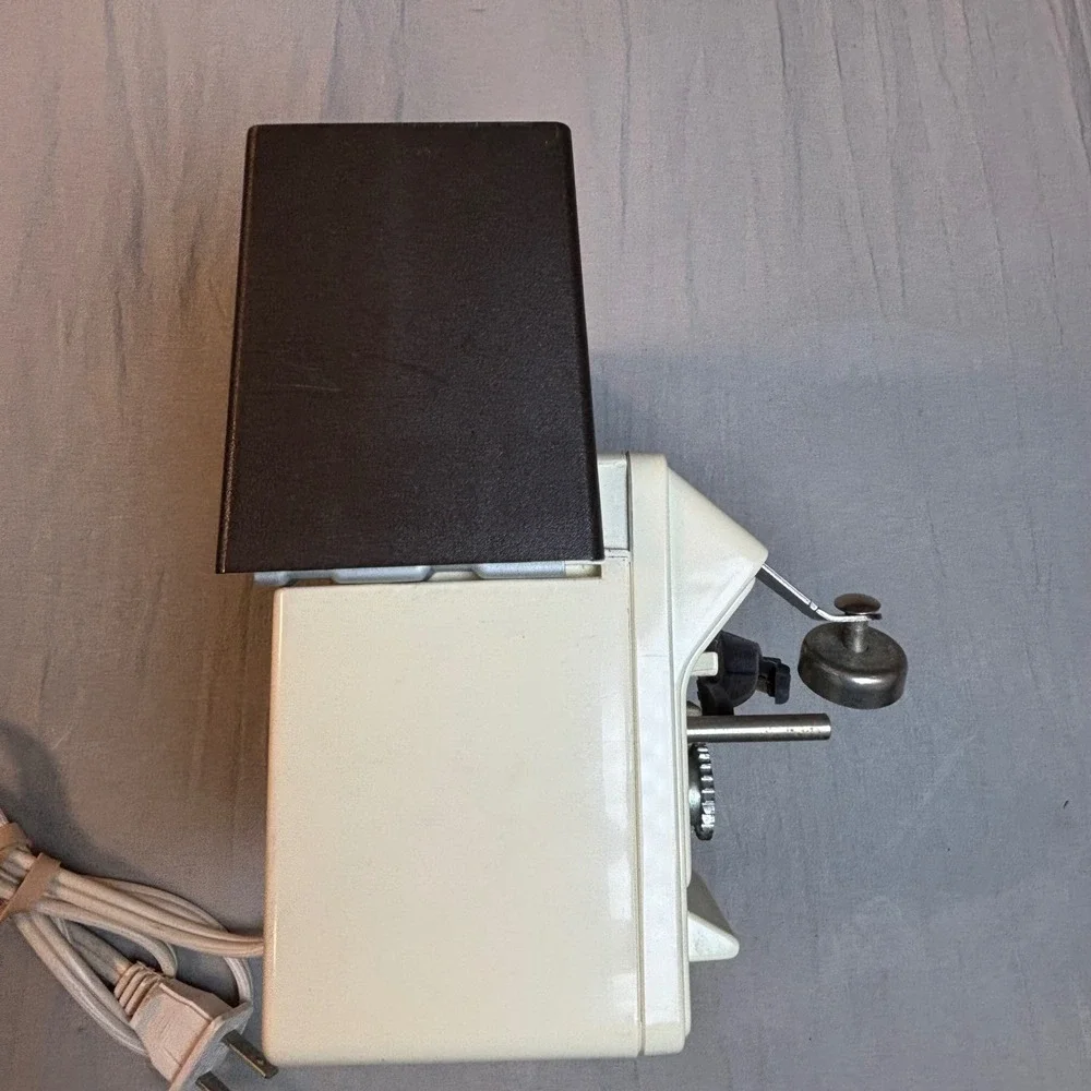 Black & Decker Under Cabinet Can Opener EC-59D Type 2 Vintage Cream Black Mount