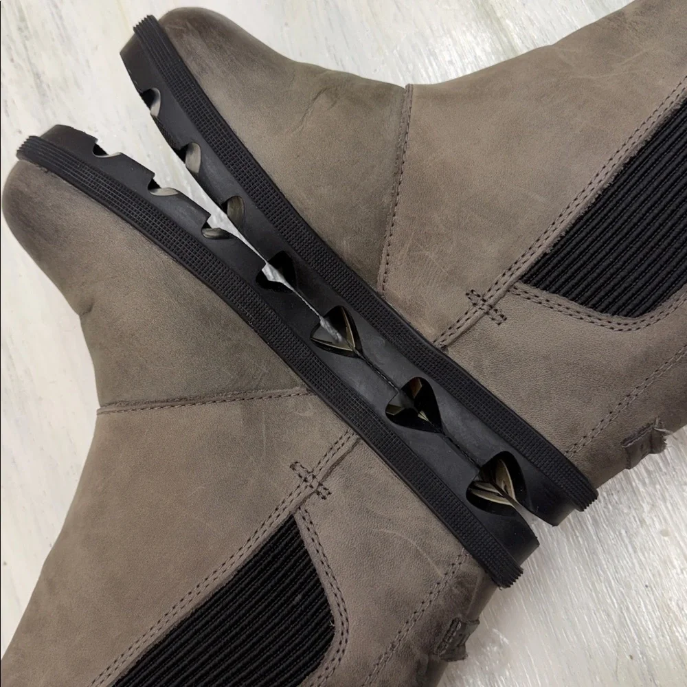 Sorel Joan of Arctic Wedge II Chelsea Taupe Ankle Boots with Black Sole Sz 7.5