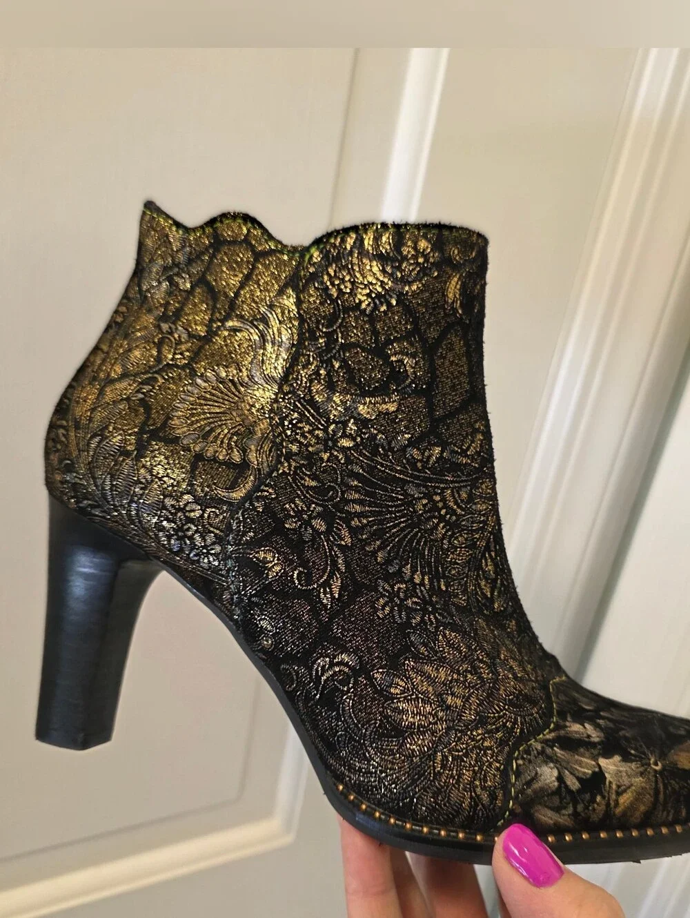 L'Artiste Smokinhot Black & Gold Brocade Ankle Booties with Side Zip Size 39/8.5