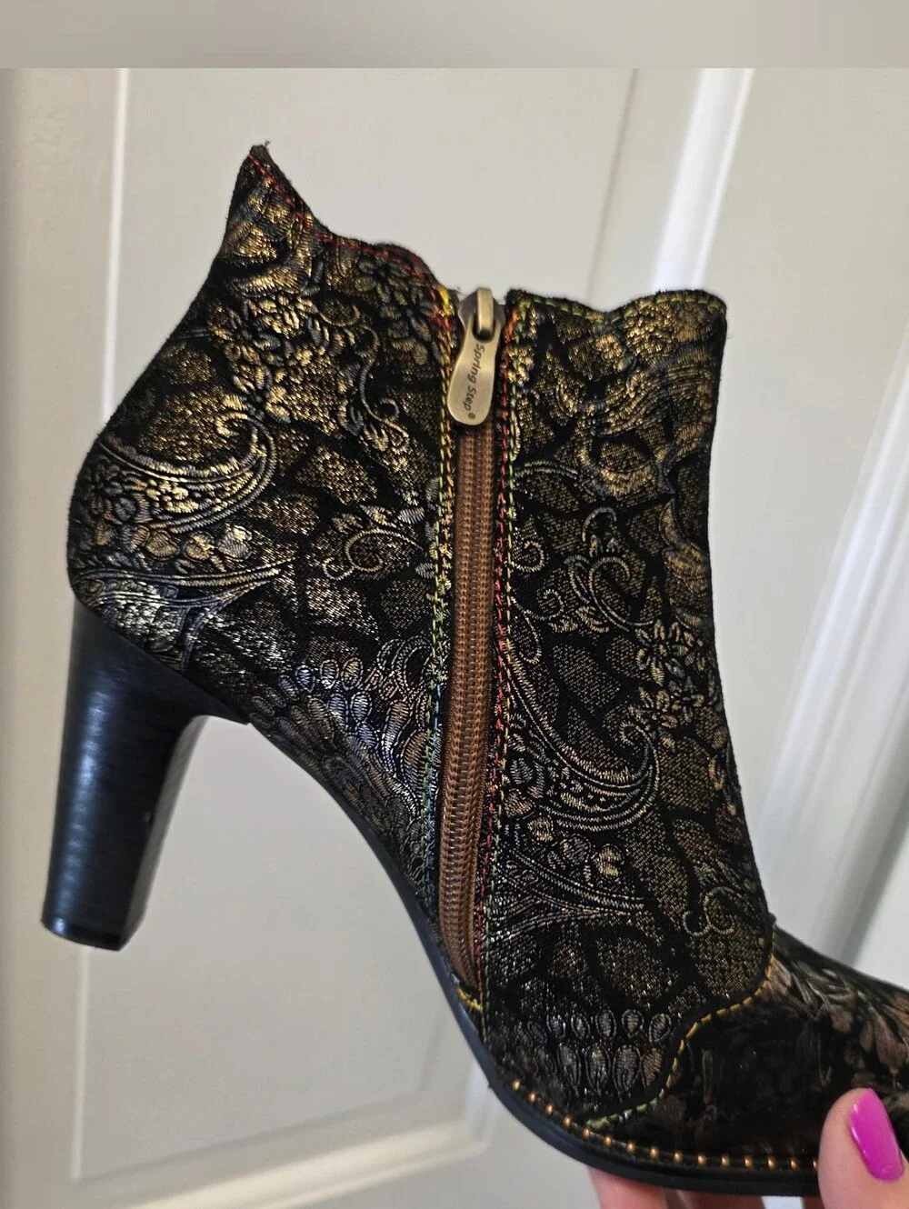 L'Artiste Smokinhot Black & Gold Brocade Ankle Booties with Side Zip Size 39/8.5