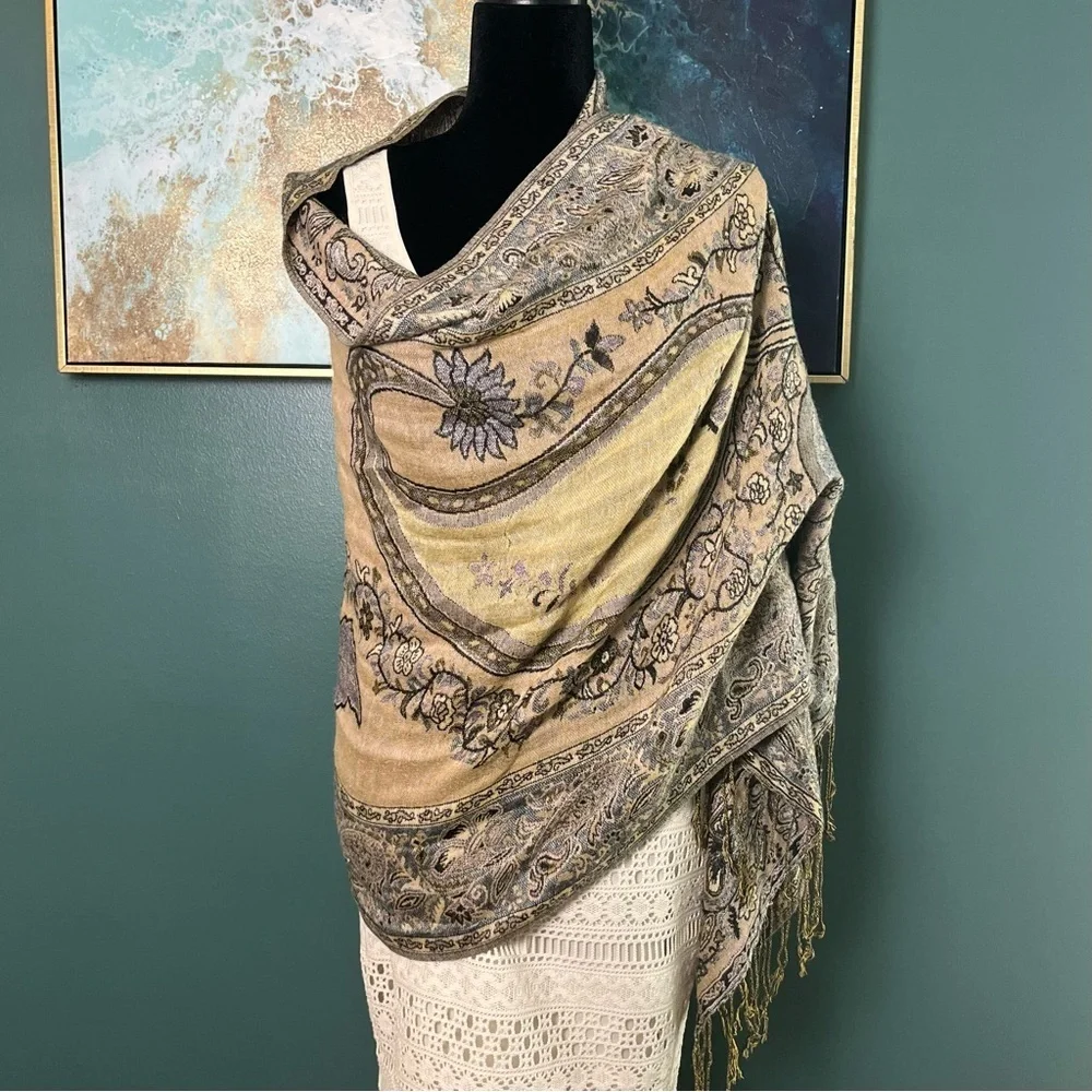 Elegant Paisley Scarf with Fringe