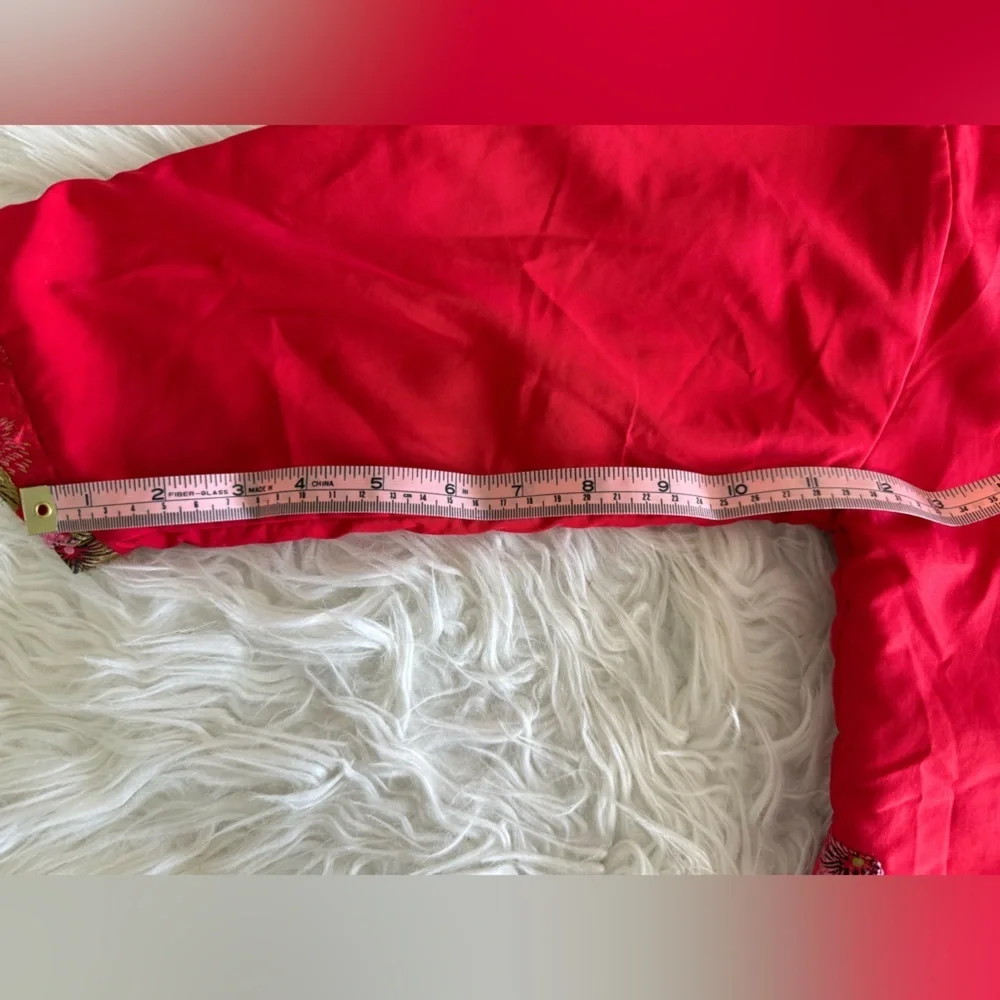 None embroidered fits closures