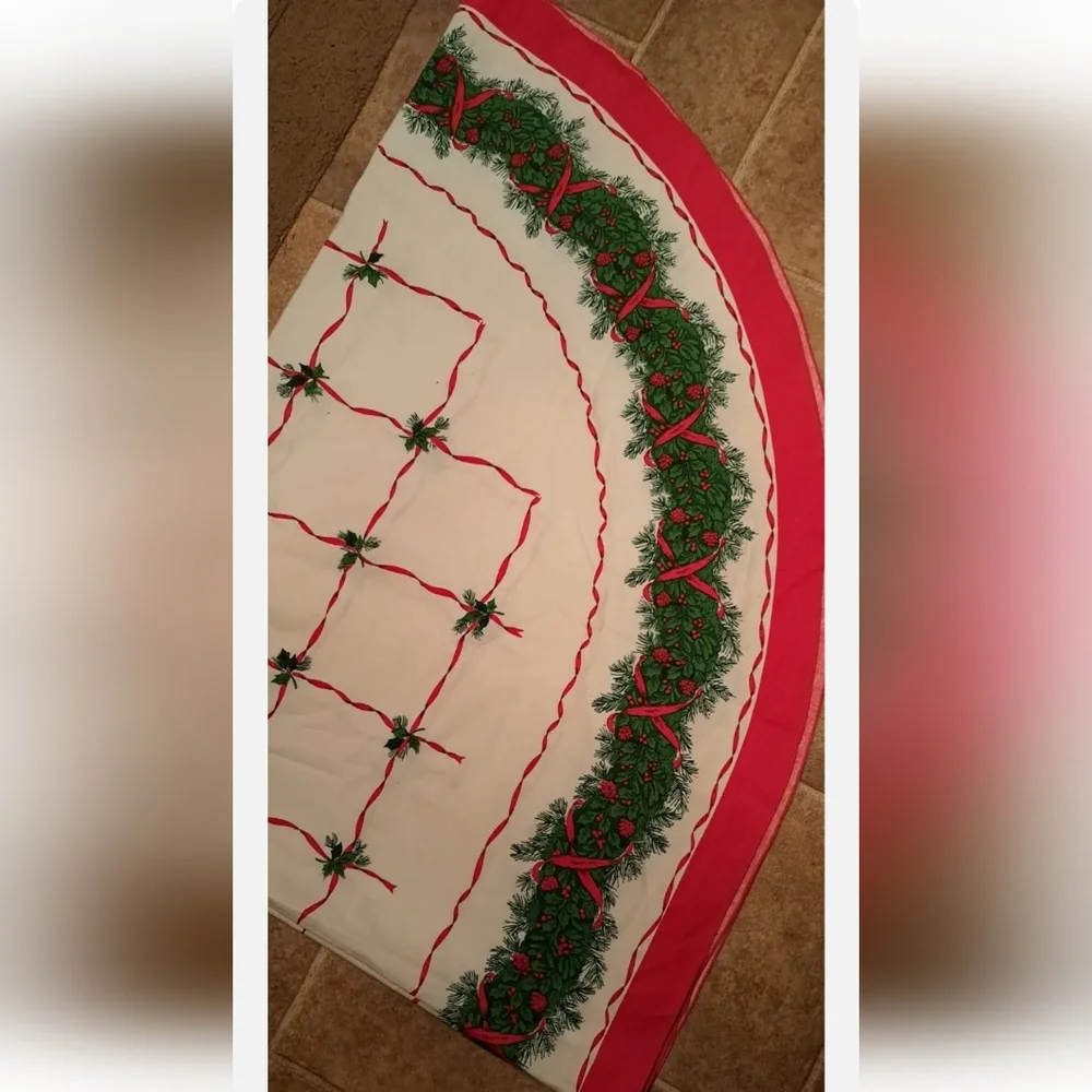 Beautiful Vintage Christmas Tablecloth Red Ribbon/Garland 59x82” oval