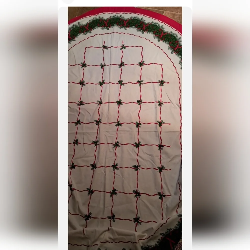 Beautiful Vintage Christmas Tablecloth Red Ribbon/Garland 59x82” oval