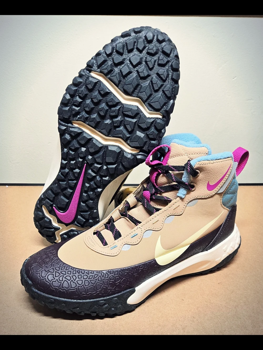 New 7Y Nike Terrascout Kids Boots Youth Hiking shoes and exploring boots