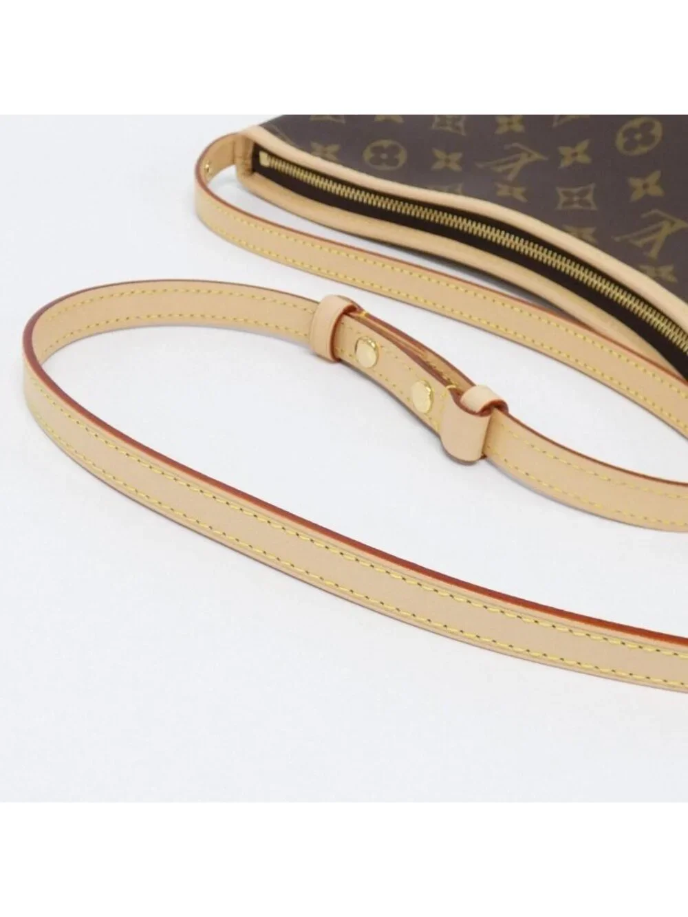 Louis Vuitton monogram scratches odors