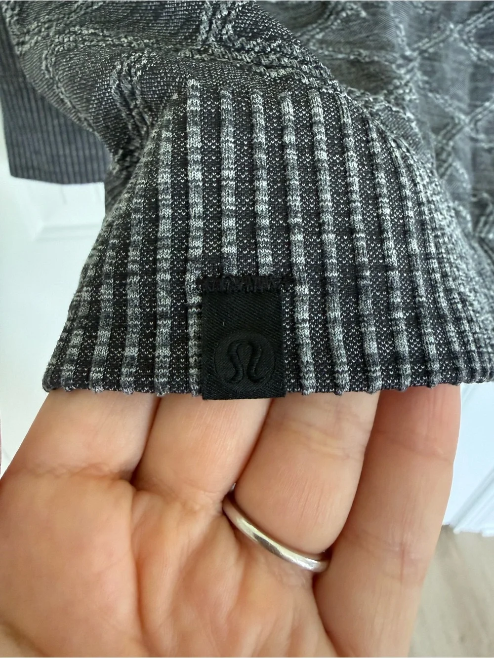 lululemon athletica diamond thumbholes 27”