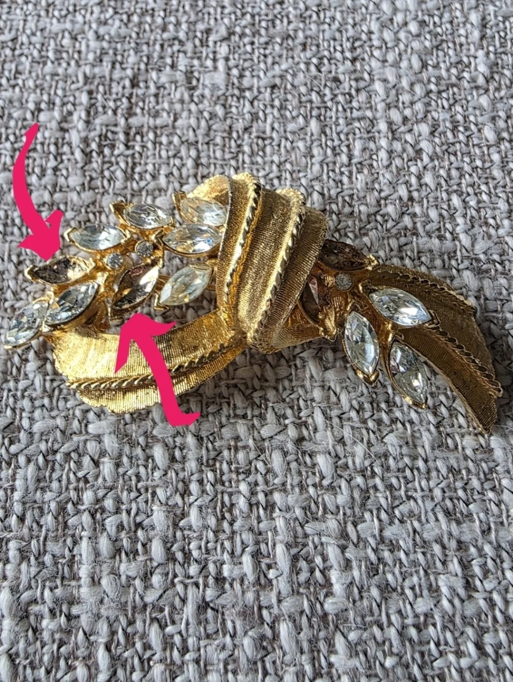 Vintage BSK rhinestone ribbon brooch in Gold-tone