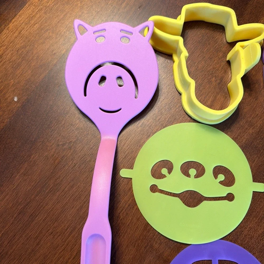 2 Pampered Chef Toy Story Items Pancake Molds And Pancake Flipper