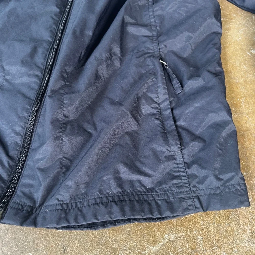 Nike windbreaker features