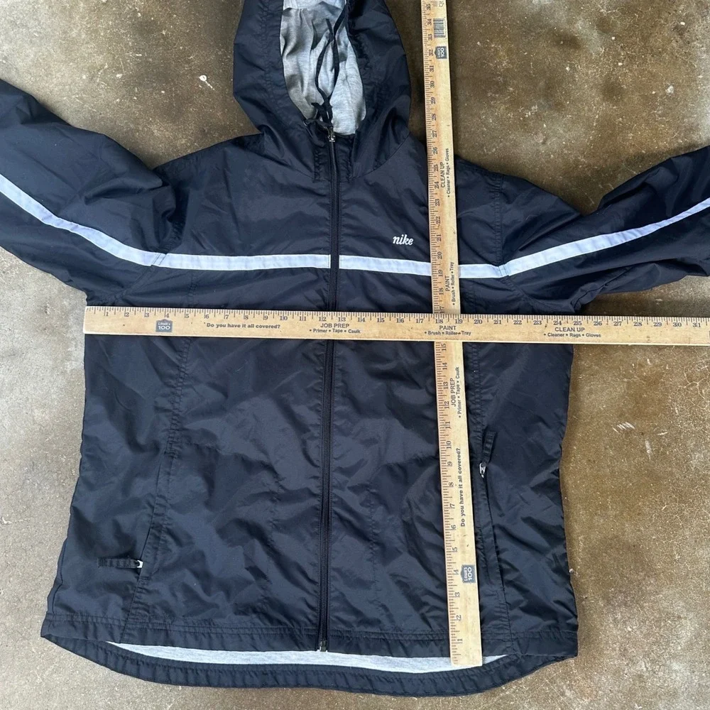 Nike windbreaker features