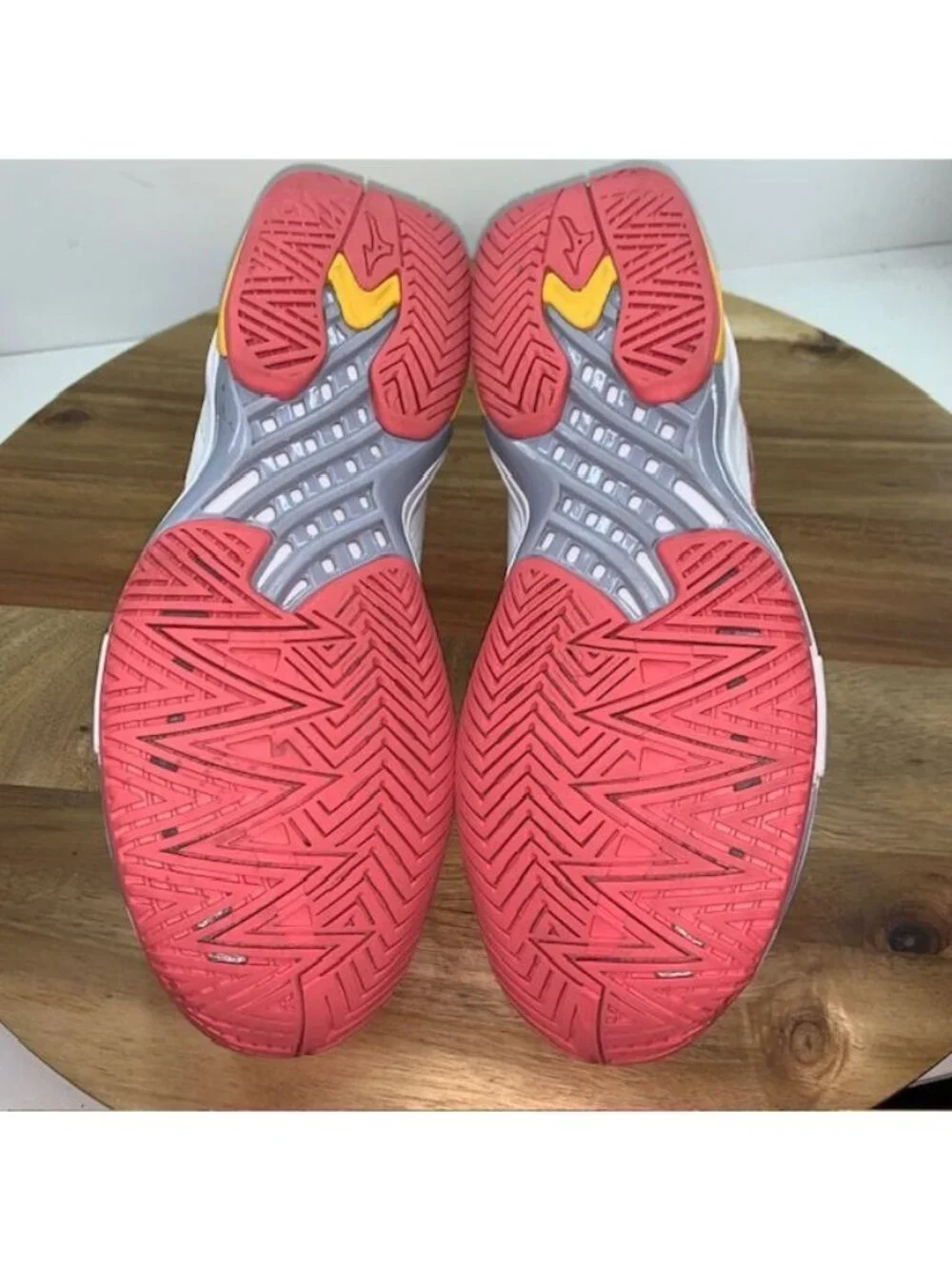 Mizuno wear wave hole