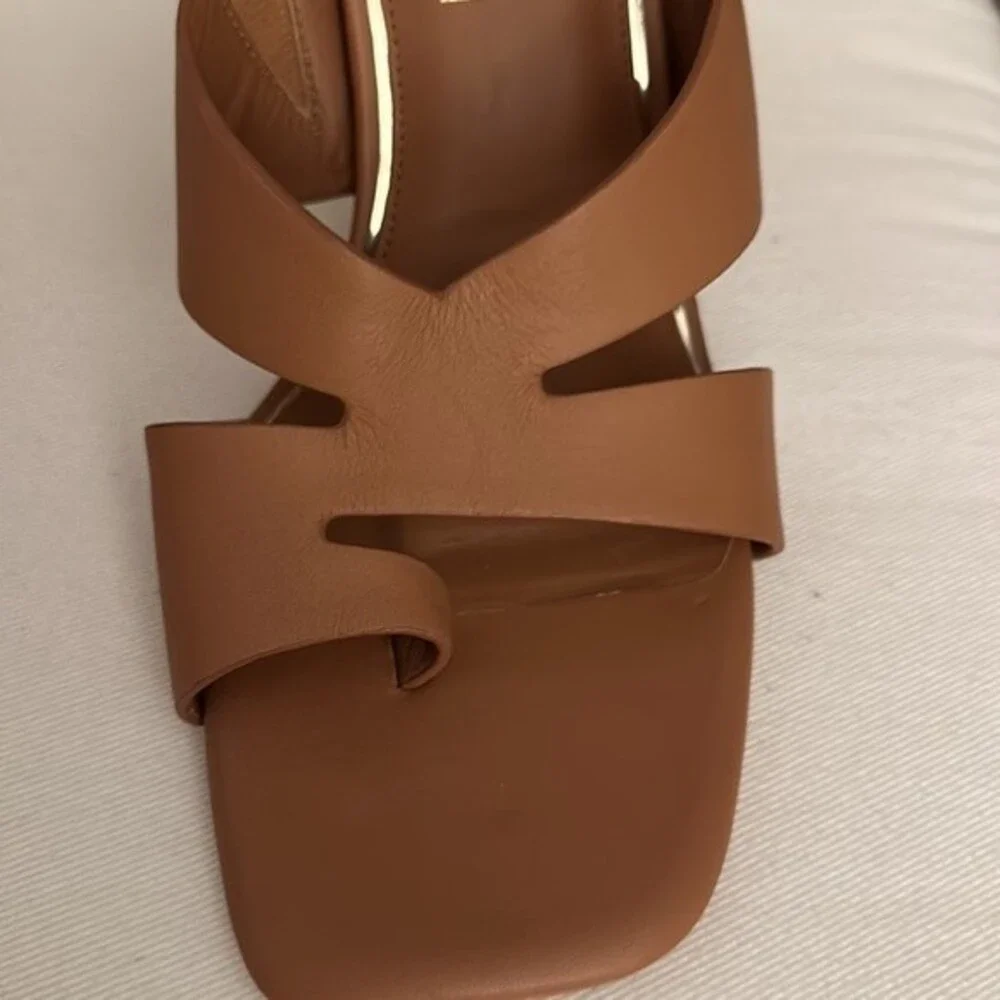 Deltan women leather