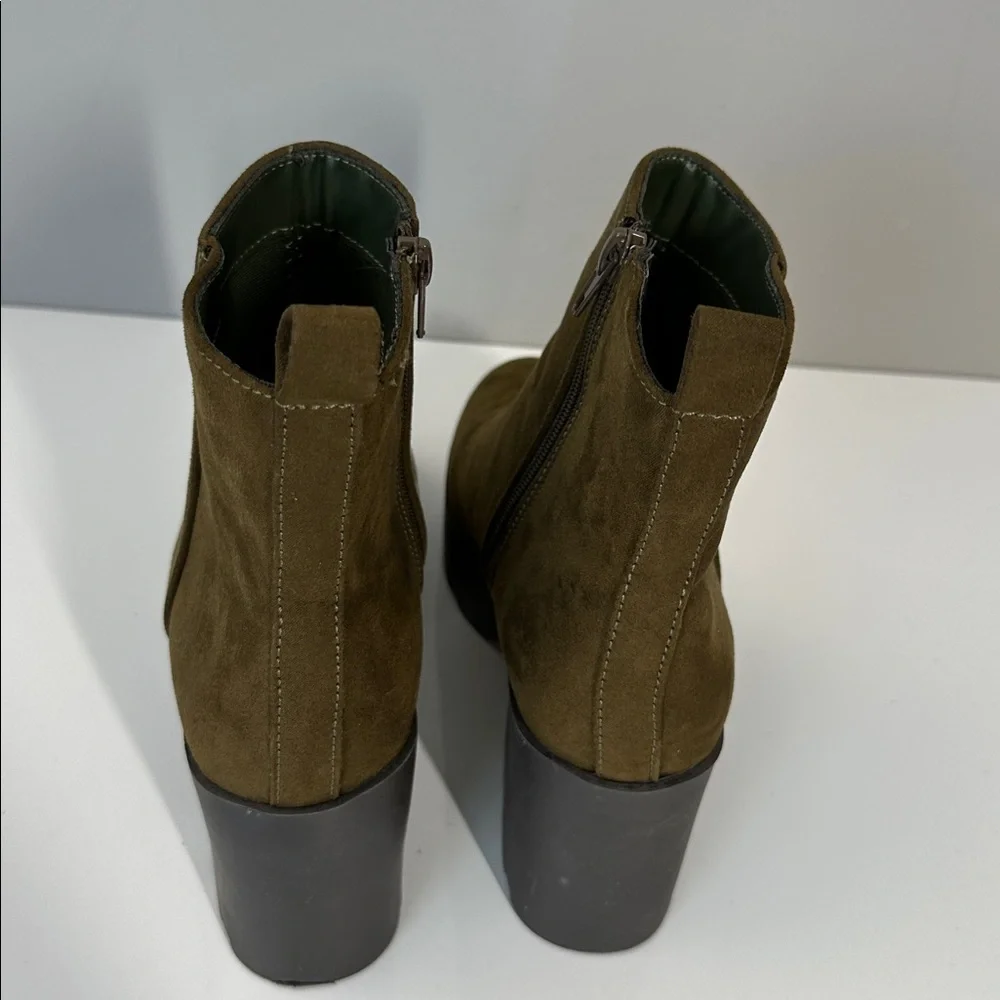 Journee Collection heel height