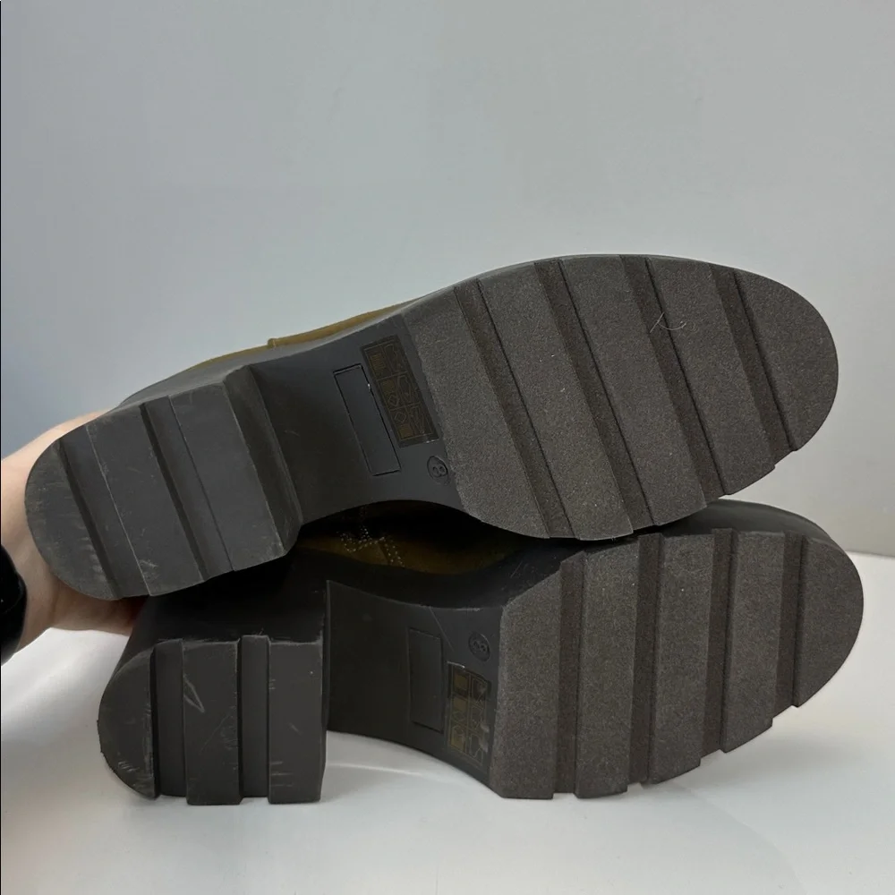 Journee Collection heel height