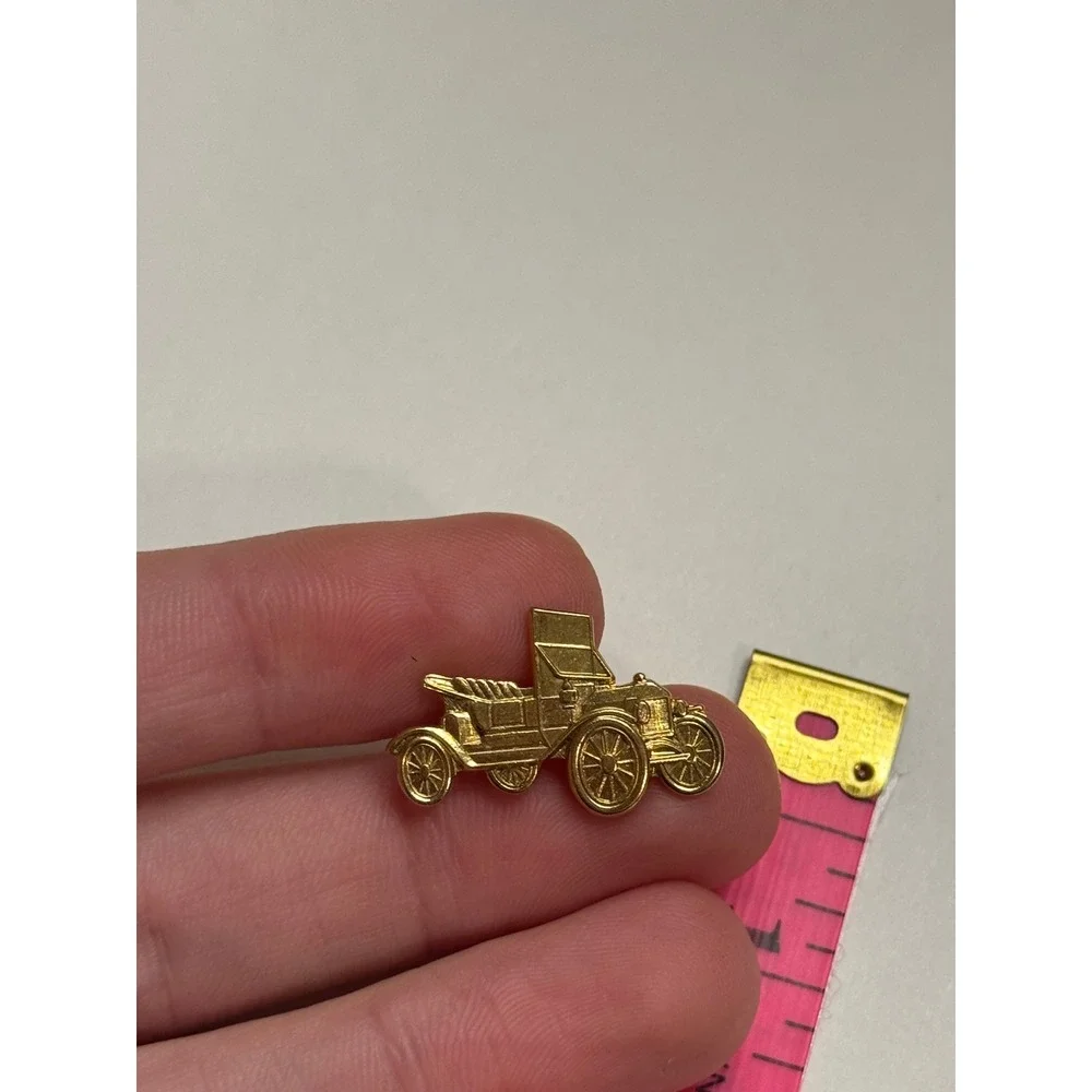 Vintage‎ Gold Tone Antique Car Lapel Pin Antique Automobile Collector Pin