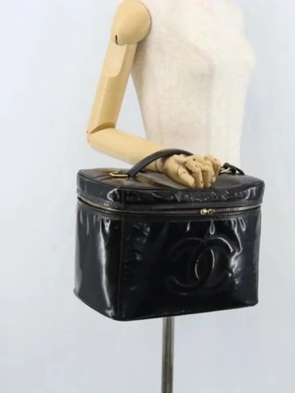 CHANEL brand	chanel color	black